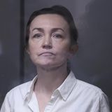 Alsu Kurmasheva arbeitete für das von den USA finanzierte Radio Free Europe/Radio Liberty, bis sie in einem Geheimprozess in ungewöhnlicher Eile zu sechseinhalb Jahren Gefängnis verurteilt wurde. Ihr wurde vorgeworfen, falsche Informationen über die russische Armee verbreitet zu haben. Sie streitet dies ab