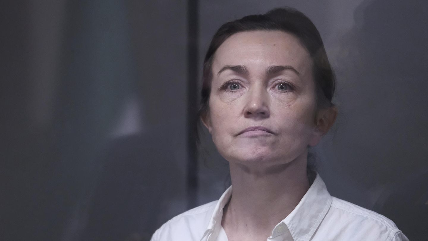 Alsu Kurmasheva – russisch-amerikanische Journalistin Alsu Kurmasheva arbeitete für das von den USA finanzierte Radio Free Europe/Radio Liberty, bis sie in einem Geheimprozess in ungewöhnlicher Eile zu sechseinhalb Jahren Gefängnis verurteilt wurde. Ihr wurde vorgeworfen, falsche Informationen über die russische Armee verbreitet zu haben. Sie streitet dies ab
