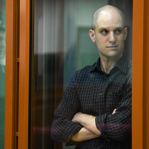 Evan Gershkovich in einem Glaskäfig eines Gerichtssaals in Moskau