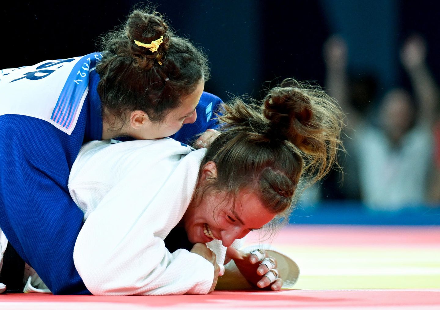 Die Deutsche Judoka Anna-Maria Wagner (r.) kämpft gegen Inbar Lanir aus Israel und lächelt dabei vermeintlich. Tatsächlich dürfte es sich aber wohl um einen durch starke Anstrengung verzerrten Gesichtsausdruck handeln