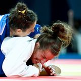 Die Deutsche Judoka Anna-Maria Wagner (r.) kämpft gegen Inbar Lanir aus Israel und lächelt dabei vermeintlich. Tatsächlich dürfte es sich aber wohl um einen durch starke Anstrengung verzerrten Gesichtsausdruck handeln