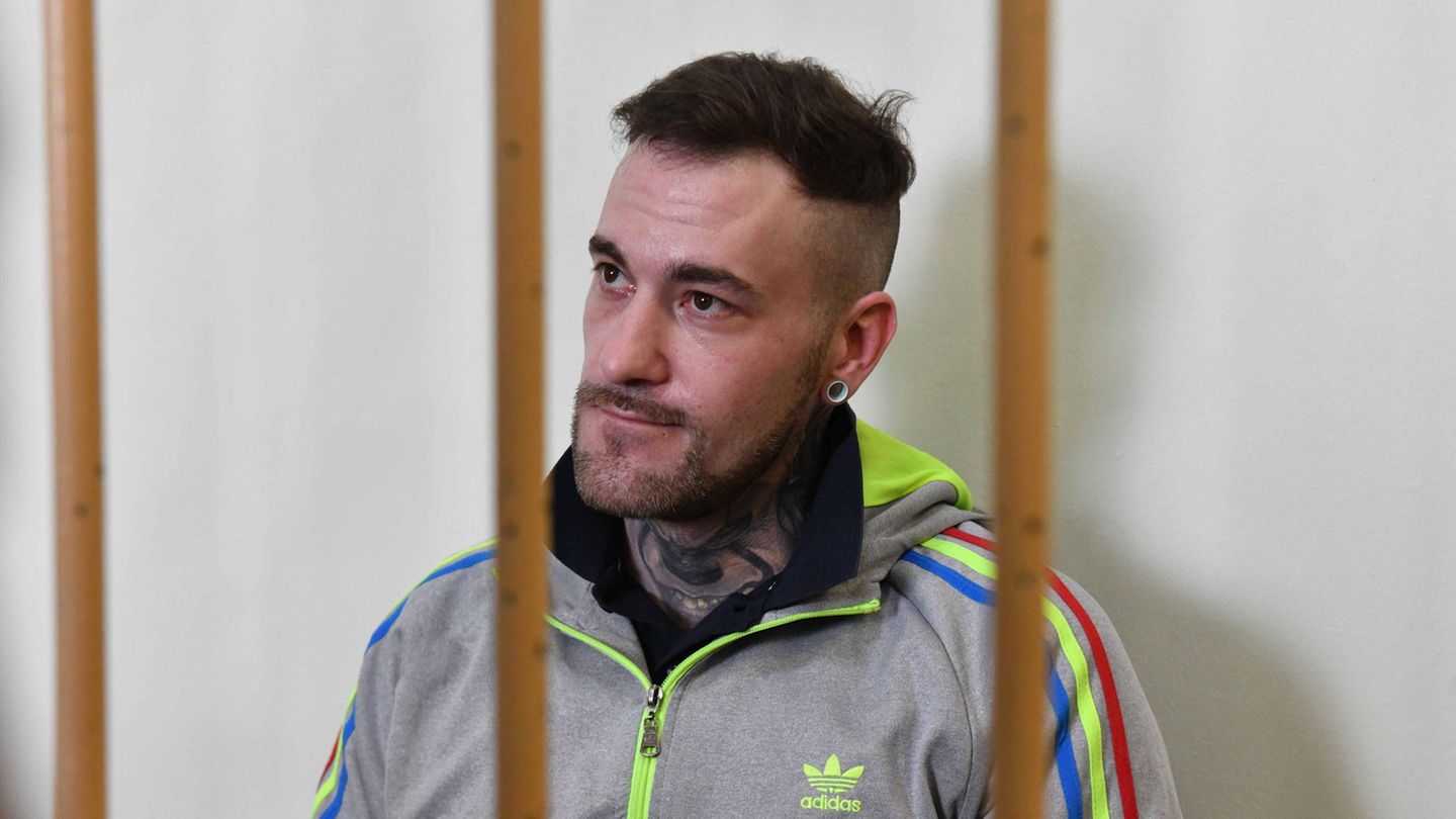 Ein halbes Jahr saß der Deutsche Patrick Schöbel aus Hamburg in einem Untersuchungsgefängnis in Russland. Er hatte sechs Cannabis-Gummibärchen im Gepäck. Ihm drohten bis zu sieben Jahre Haft.
