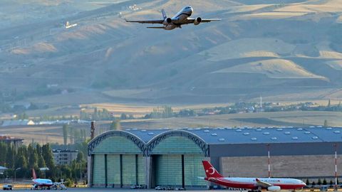 Ein russisches Flugzeug, das vermutlich Gefangene des Gefangenenaustauschs transportiert, verlässt den Flughafen von Ankara