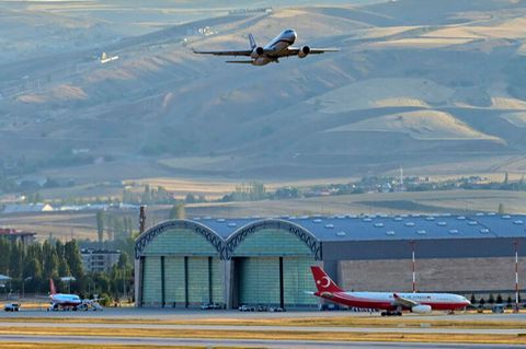 Ein russisches Flugzeug, das vermutlich Gefangene des Gefangenenaustauschs transportiert, verlässt den Flughafen von Ankara