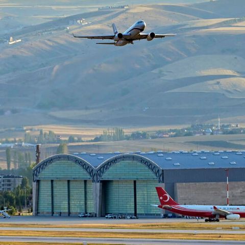 Ein russisches Flugzeug, das vermutlich Gefangene des Gefangenenaustauschs transportiert, verlässt den Flughafen von Ankara
