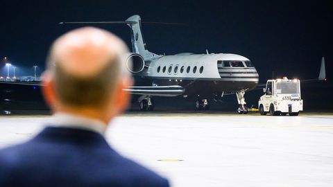 Olaf Scholz am Flughafen Köln/Bonn, wo am Donnerstagabend die Freigelassenen des Gefangenenaustausch ankamen.
