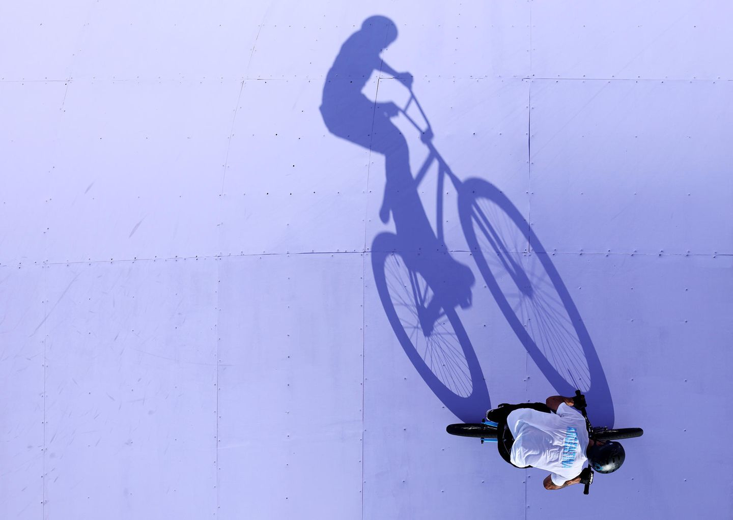 Schattenspiele im Glutofen von Paris: Spektakulär sind die Auftritte der BMX-Radsportler in Paris. Mitten in der Stadt und bei Temperaturen von über 30 Grad tragen sie ihre Wettbewerbe aus. Der Argentinier Jose Torres Gil wirkt auf diesem Bild plötzlich ganz groß