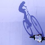 Schattenspiele im Glutofen von Paris: Spektakulär sind die Auftritte der BMX-Radsportler in Paris. Mitten in der Stadt und bei Temperaturen von über 30 Grad tragen sie ihre Wettbewerbe aus. Der Argentinier Jose Torres Gil wirkt auf diesem Bild plötzlich ganz groß