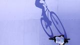 Schattenspiele im Glutofen von Paris: Spektakulär sind die Auftritte der BMX-Radsportler in Paris. Mitten in der Stadt und bei Temperaturen von über 30 Grad tragen sie ihre Wettbewerbe aus. Der Argentinier Jose Torres Gil wirkt auf diesem Bild plötzlich ganz groß