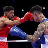 Auf diesen Volltreffer hätte Charlie Senior gerne verzichtet. Der Australier muss im Boxen eine Gerade von Vasile Usturoii aus Belgien einstecken. Immerhin: Senior gewann den Kampf dennoch.