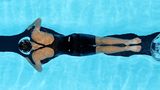 Auf einer Linie: Die Kanadierin Summer McIntosh zeigt bei 200 Meter Schmetterling ein erstaunliches Gespür für Symmetrie. Aber nicht nur das: die 17-Jährige gewann später auch Gold in dem Wettbewerb sowie über 400 Meter Lagen