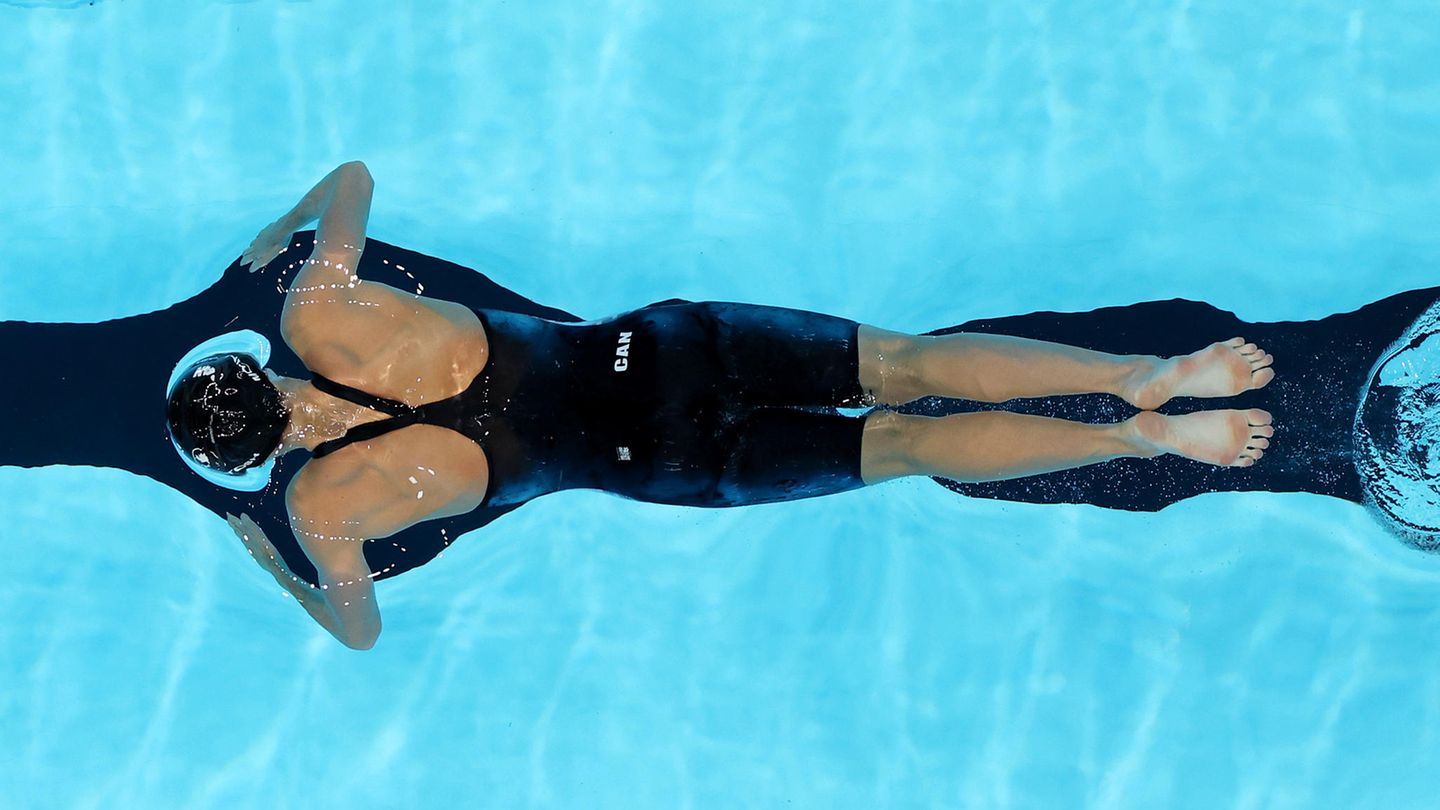 Auf einer Linie: Die Kanadierin Summer McIntosh zeigt bei 200 Meter Schmetterling ein erstaunliches Gespür für Symmetrie. Aber nicht nur das: die 17-Jährige gewann später auch Gold in dem Wettbewerb sowie über 400 Meter Lagen