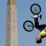 Die Welt steht Kopf – Teil 2: So wie hier der Australier Logan Martin sind beim BMX spektakuläre Sprünge vor atemberaubender Kulisse (im Hintergrund der berühmte Obelisk von Luxor) zu sehen