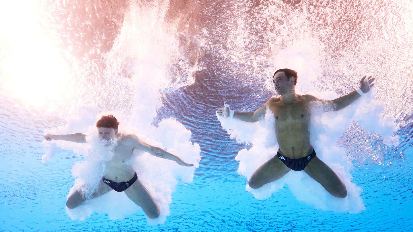 Olympia 2024: Abgetaucht: Die britischen Turmspringer Thomas Daley und Noah Williams in der Eintauchphase nach einem Sprung. Daley hatte eigentlich seine Karriere schon beendet. Weil sein kleiner Sohn ihn aber einmal live bei den Olympischen Spielen sehen wollte, bestieg er nach zwei Jahren Pause wieder den Sprungturm – und holte mit seinem Partner Silber Abgetaucht: Die britischen Turmspringer Thomas Daley und Noah Williams in der Eintauchphase nach einem Sprung. Daley hatte eigentlich seine Karriere schon beendet. Weil sein kleiner Sohn ihn aber einmal live bei den Olympischen Spielen sehen wollte, bestieg er nach zwei Jahren Pause wieder den Sprungturm – und holte mit seinem Partner Silber