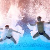 Abgetaucht: Die britischen Turmspringer Thomas Daley und Noah Williams in der Eintauchphase nach einem Sprung. Daley hatte eigentlich seine Karriere schon beendet. Weil sein kleiner Sohn ihn aber einmal live bei den Olympischen Spielen sehen wollte, bestieg er nach zwei Jahren Pause wieder den Sprungturm – und holte mit seinem Partner Silber