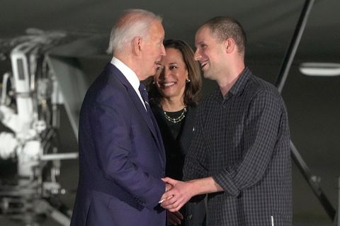 US-Präsident Joe Biden und Vizepräsidentin Kamala Harris empfangen Evan Gershkovich auf der Andrews Air Force Base.