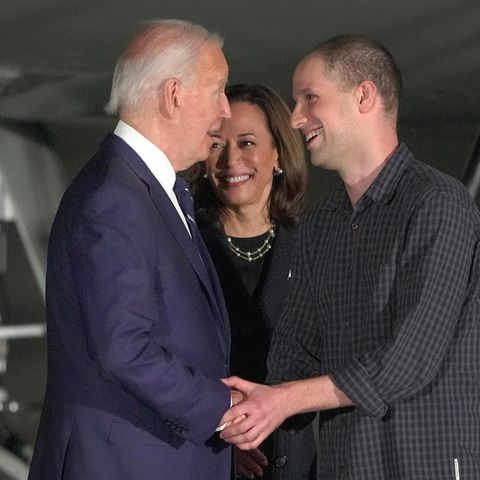 US-Präsident Joe Biden und Vizepräsidentin Kamala Harris empfangen Evan Gershkovich auf der Andrews Air Force Base.