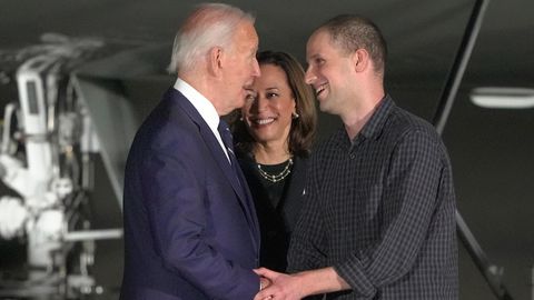 US-Präsident Joe Biden und Vizepräsidentin Kamala Harris empfangen Evan Gershkovich auf der Andrews Air Force Base.