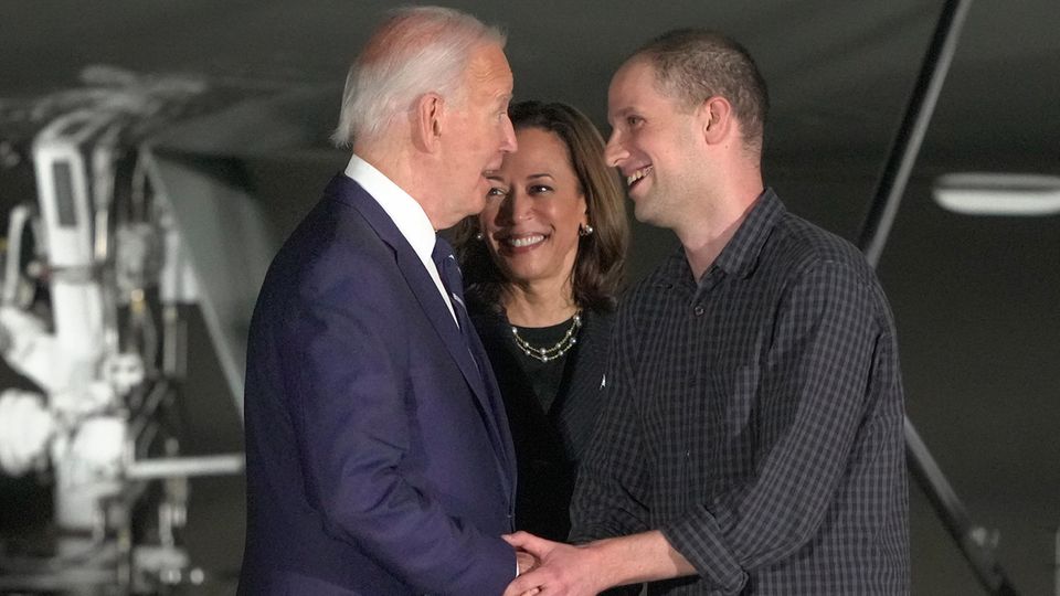 US-Präsident Joe Biden und Vizepräsidentin Kamala Harris begrüßen Evan Gershkovich auf dem Luftwaffenstützpunkt Andrews.