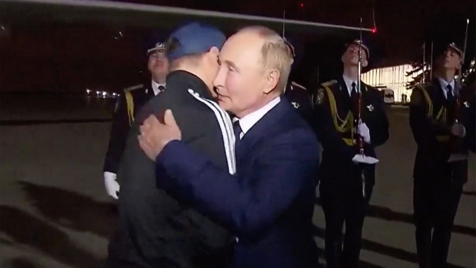 Here Putin demonstratively embraces the Tiergarten murderer