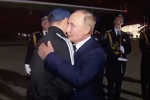 Hier umarmt Putin demonstrativ den Tiergarten-Mörder