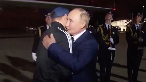 Hier umarmt Putin demonstrativ den Tiergarten-Mörder