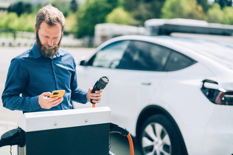 Elektroauto Mann Bezahlvorgang