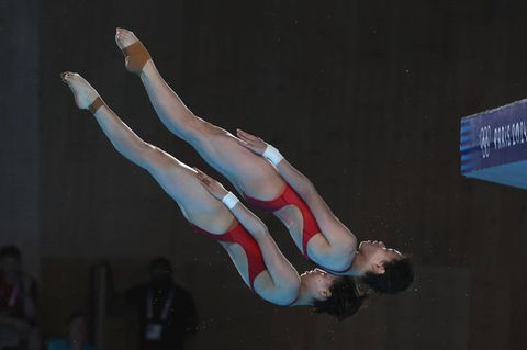 Olympia-Finale im 10 Meter-Synchronspringen der Damen: die Chinesinnen Chen Yuxi und Quan Hongchan in Aktion
