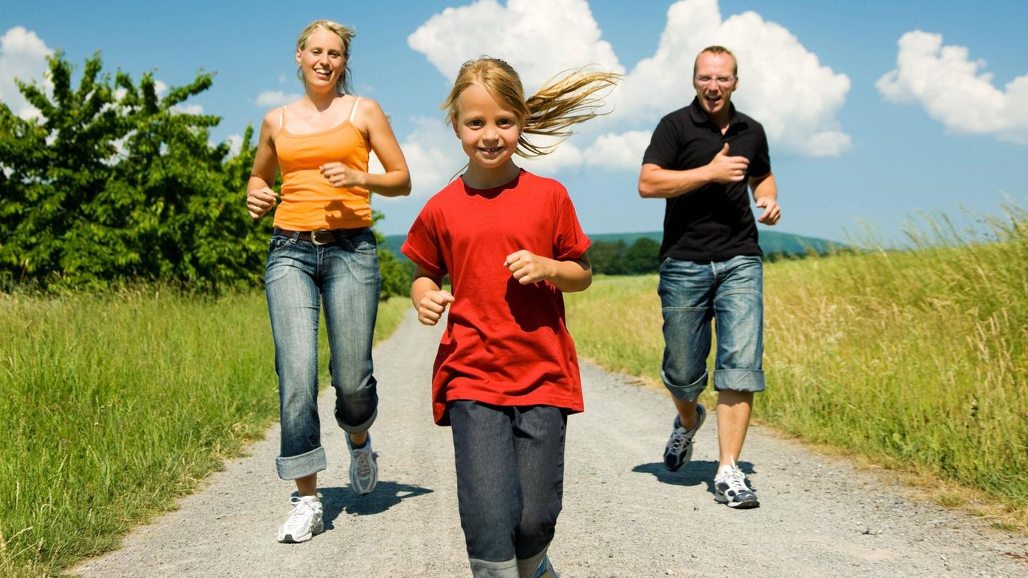 Eine Familie joggt