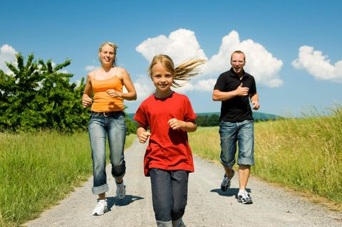 Eine Familie joggt