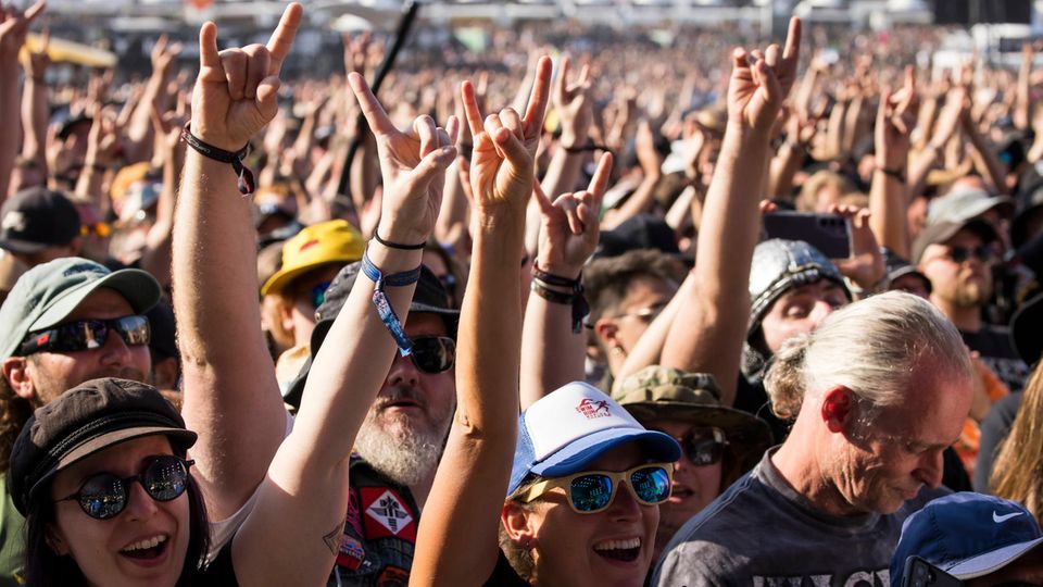 Metalfans zeigen die Pommesgabel, ein Gruß in der Metal-Szene, beim Wacken Open Air