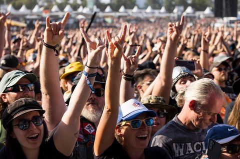 Metalfans zeigen die Pommesgabel, ein Gruß in der Metal-Szene, beim Wacken Open Air