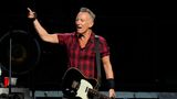 Viel Feind, viel Ehr': Bruce Springsteen gegen Donald Trump, Ronald Reagan, Bob Dole, Pat Buchanan  Bruce Springsteen hat seit 40 Jahren ein Problem, und es ist auch noch selbst gemacht: sein Klassiker "Born In The U.S.A." von 1984. Eigentlich ein Song, der mit Amerikas Fehlern und dunklen Seiten abrechnet – was den Republikanern allerdings bis heute nicht aufgefallen ist. Der erste, der ihn für eine Kampagne nutzen wollte, war US-Präsident Ronald Reagan, hartnäckig folgten über die Jahre immer weitere Kandidaten bis hin zu Donald Trump 2020.  Springsteen verweigerte jedes Mal die Erlaubnis und radikalisierte sich immer mehr gegen die Umarmung der Konservativen: "Ich glaube, viele Leute brauchen es einfach, ein gutes Gefühl zu haben für das Land, in dem sie leben. Ich glaube allerdings auch, dass dieses Bedürfnis – das ein gutes ist – manipuliert und ausgenutzt wird."  Je öfter die Republikaner versuchten, ihn für ihre Zwecke einzunehmen, desto häufiger lieh der heute 74-Jährige den Demokraten seine Stimme: John Kerry, Barack Obama und Joe Biden benutzten alle Springsteen-Songs – mit Zustimmung des Mannes, den man in Amerika "The Boss" nennt.