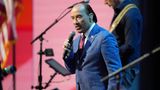 Mit Gott an seiner Seite: Lee Greenwoods Segen für Donald Trump  In Europa ist Lee Greenwood ein Unbekannter. In Amerika ist der 81-jährige Country-Sänger das Goldkehlchen von Donald Trump – und der größte Hit des Grammy-Gewinners "God Bless The U.S.A." ein Beruhigungslied, das die Nation in Krisen tröstet. Der Song aus dem Jahr 1985 ging immer in die Charts, nach dem zweiten Golfkrieg wie nach dem Attentat auf das World Trade Center.  Bei den Republikanern sicherte sich Greenwood mit seinem Lied in den vergangenen 40 Jahren einen festen Platz: Er machte Werbung für die Präsidenten Bush Junior und Senior, er stellte ihn für die Wahlkämpfe 2016 und 2020 bereit, er sang ihn auch bei Trumps Amtseinführung. Und wie Donald Trump schwört Greenwood auf die Bibel: Die beiden haben sogar zusammen eine Ausgabe auf den Markt gebracht. Titel: "God Bless The U.S.A. Bible“. Für 59,99 Dollar plus Versand und Steuern. Halleluja!