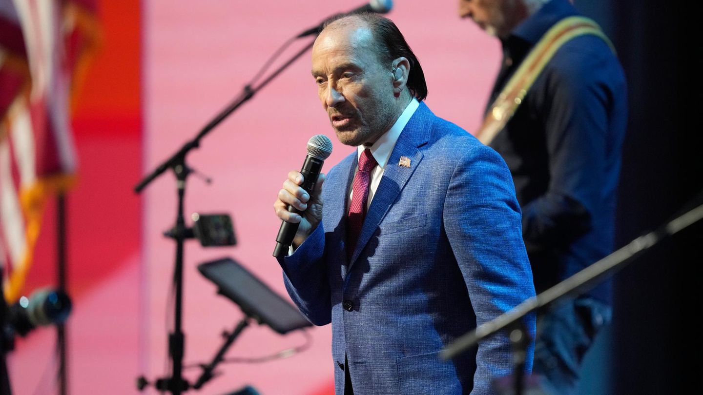 Polit-Rock: Mit Gott an seiner Seite: Lee Greenwoods Segen für Donald Trump In Europa ist Lee Greenwood ein Unbekannter. In Amerika ist der 81-jährige Country-Sänger das Goldkehlchen von Donald Trump – und der größte Hit des Grammy-Gewinners "God Bless The U.S.A." ein Beruhigungslied, das die Nation in Krisen tröstet. Der Song aus dem Jahr 1985 ging immer in die Charts, nach dem zweiten Golfkrieg wie nach dem Attentat auf das World Trade Center. Bei den Republikanern sicherte sich Greenwood mit seinem Lied in den vergangenen 40 Jahren einen festen Platz: Er machte Werbung für die Präsidenten Bush Junior und Senior, er stellte ihn für die Wahlkämpfe 2016 und 2020 bereit, er sang ihn auch bei Trumps Amtseinführung. Und wie Donald Trump schwört Greenwood auf die Bibel: Die beiden haben sogar zusammen eine Ausgabe auf den Markt gebracht. Titel: "God Bless The U.S.A. Bible“. Für 59,99 Dollar plus Versand und Steuern. Halleluja! Mit Gott an seiner Seite: Lee Greenwoods Segen für Donald Trump In Europa ist Lee Greenwood ein Unbekannter. In Amerika ist der 81-jährige Country-Sänger das Goldkehlchen von Donald Trump – und der größte Hit des Grammy-Gewinners "God Bless The U.S.A." ein Beruhigungslied, das die Nation in Krisen tröstet. Der Song aus dem Jahr 1985 ging immer in die Charts, nach dem zweiten Golfkrieg wie nach dem Attentat auf das World Trade Center. Bei den Republikanern sicherte sich Greenwood mit seinem Lied in den vergangenen 40 Jahren einen festen Platz: Er machte Werbung für die Präsidenten Bush Junior und Senior, er stellte ihn für die Wahlkämpfe 2016 und 2020 bereit, er sang ihn auch bei Trumps Amtseinführung. Und wie Donald Trump schwört Greenwood auf die Bibel: Die beiden haben sogar zusammen eine Ausgabe auf den Markt gebracht. Titel: "God Bless The U.S.A. Bible“. Für 59,99 Dollar plus Versand und Steuern. Halleluja!