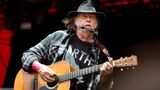 "Jagt den Präsidenten aus dem Amt!": Neil Young gegen George W. Bush und Donald Trump  Er ist zwar gebürtiger Kanadier, aber er singt über die US-Politik, als sei er im Capitol geboren. Als 2003 herauskam, dass der republikanische Präsident George W. Bush unter Angabe falscher Beweise den Irak-Krieg eröffnet hatte, reagierte Neil Young wenig subtil. "Let's Impeach The President" hieß der Song, mit dem er Konsequenzen forderte: "Lass uns den Präsidenten aus dem Amt jagen!"  Donald Trump hätte also wissen können, was da auf ihn zukommt, als er 2015 Neil Youngs "Rockin' In The Free World" benutzte. Neil Young drohte zunächst mit Klage, doch das Lizenzrecht für die Benutzung von Musik war auf Trumps Seite: Er hatte tatsächlich von der Rechteverwertungsfirma die Erlaubnis zur Verwendung des Songs gekauft, in den altmodischen Verträgen hatte man an Benutzung durch Politiker noch gar nicht gedacht. Neil Youngs Kommentar: "Wenn die Musik erst einmal draußen ist, kann sie jeder verwenden."  An seiner Haltung änderte das nichts: 2020 nahm er nach Jahrzehnten in den USA die amerikanische Staatsbürgerschaft an – um gegen Donald Trump stimmen zu können.