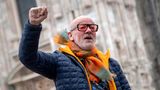 "Geht und fickt euch alle miteinander":  R.E.M.-Sänger Michael Stipe gegen Donald Trump  Michael Stipe war sehr sauer. "Geht und fickt euch alle miteinander selbst, ihr traurigen, aufmerksamkeitsheischenden, machthungrigen, kleinen Männer", brach es in einem Tweet im Jahr 2015 aus ihm heraus. "Benutzt nicht unsere Musik und meine Stimme für eure schwachsinnige Scharade eines Wahlkampfs."   Was war passiert?  Donald Trump hatte sich mit fremden Liedern geschmückt. Die Playlist bei seinen Wahlkampfveranstaltungen zeigte schon immer eine skurrile Auswahl: "Y.M.C.A" von den Village People, "Rolling In The Deep" von Adele, "Rockin' In The Free World" von Neil Young, "You Can't Always Get What You Want" von den Rolling Stones. Sie alle verwehrten sich zwar dagegen, dass Trump die Songs benutzt und so die Künstler in Verbindung bringt mit seinen rassistischen und sexistischen Positionen – zumeist erfolglos.  Im Fall von R.E.M. hatte der Kandidat sogar gleich drei gespielt, und das wiederholt. Die Band erwog, Klage einzureichen, worauf sie letztlich aber verzichtete. Nach Stipes Wutausbruch gab es dazu keinen Anlass mehr.