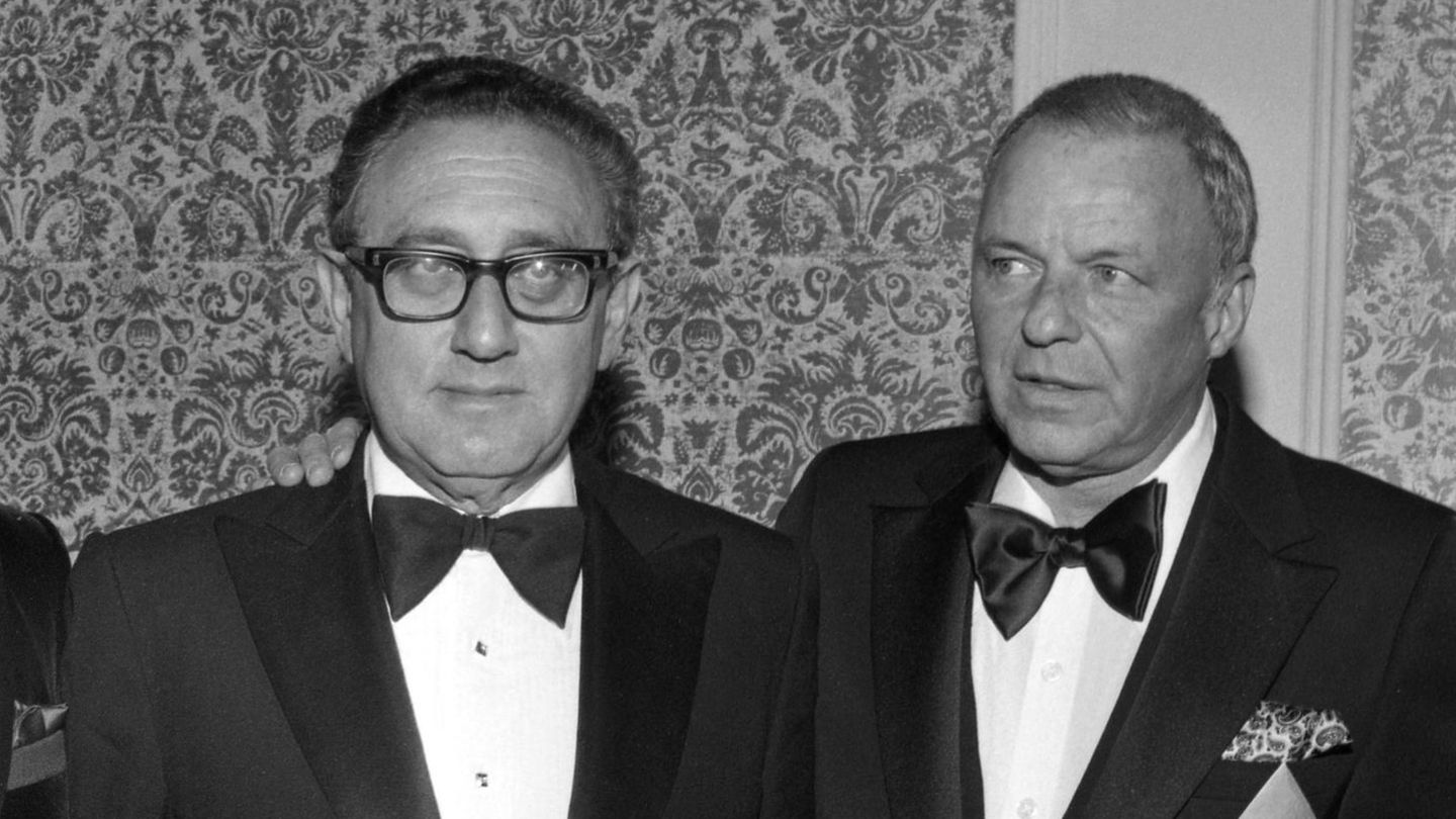 Polit-Rock: Immer bei den Gewinnern: Frank Sinatras Loblied auf John F. Kennedy Frank Sinatra fühlte sich schon immer von der Macht angezogen, ob's Mafiosi waren, vom Demokraten John F. Kennedy oder später von Henry Kissinger (oben links), Außenminister des Republikaners Richard Nixon. 1960 setzte Sinatra auf den jungen, charismatischen Demokraten Kennedy, der für ganz Amerika die Hoffnung auf Erneuerung verkörperte. Praktischerweise hatte Sinatra im Vorjahr einen Hit gelandet mit dem Titel "High Hopes" – große Hoffnungen. Der Crooner ließ einen neuen, schamlos-peinlichen Text schreiben und schenkte das Ganze Kennedy (dessen Spitzname Jack lautete): "Alle stimmen für Jack / weil er das hat, was dem Rest fehlt / Alle wollen hinter Jack stehen / denn Jack hat den Check / Oops, da platzt die Opposition! / Kerplopp!". Letzteres sollte das Geräusch eines zerplatzenden Luftballons darstellen. Hat's funktioniert? Und ob, erstaunlicherweise: Nicht nur, dass Kennedy 1961 ins Weiße Haus einzog, er und Sinatra wurden auch gute Männerfreunde, die sich sogar die Geliebten teilten Immer bei den Gewinnern: Frank Sinatras Loblied auf John F. Kennedy Frank Sinatra fühlte sich schon immer von der Macht angezogen, ob's Mafiosi waren, vom Demokraten John F. Kennedy oder später von Henry Kissinger (oben links), Außenminister des Republikaners Richard Nixon. 1960 setzte Sinatra auf den jungen, charismatischen Demokraten Kennedy, der für ganz Amerika die Hoffnung auf Erneuerung verkörperte. Praktischerweise hatte Sinatra im Vorjahr einen Hit gelandet mit dem Titel "High Hopes" – große Hoffnungen. Der Crooner ließ einen neuen, schamlos-peinlichen Text schreiben und schenkte das Ganze Kennedy (dessen Spitzname Jack lautete): "Alle stimmen für Jack / weil er das hat, was dem Rest fehlt / Alle wollen hinter Jack stehen / denn Jack hat den Check / Oops, da platzt die Opposition! / Kerplopp!". Letzteres sollte das Geräusch eines zerplatzenden Luftballons darstellen. Hat's funktioniert? Und ob, erstaunlicherweise: Nicht nur, dass Kennedy 1961 ins Weiße Haus einzog, er und Sinatra wurden auch gute Männerfreunde, die sich sogar die Geliebten teilten