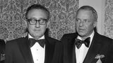 Immer bei den Gewinnern: Frank Sinatras Loblied auf John F. Kennedy  Frank Sinatra fühlte sich schon immer von der Macht angezogen, ob's Mafiosi waren, vom Demokraten John F. Kennedy oder später von Henry Kissinger  (oben links), Außenminister des Republikaners Richard Nixon. 1960 setzte Sinatra auf den jungen, charismatischen Demokraten Kennedy, der für ganz Amerika die Hoffnung auf Erneuerung verkörperte. Praktischerweise hatte Sinatra im Vorjahr einen Hit gelandet mit dem Titel "High Hopes" – große Hoffnungen.  Der Crooner ließ einen neuen, schamlos-peinlichen Text schreiben und schenkte das Ganze Kennedy (dessen Spitzname Jack lautete): "Alle stimmen für Jack / weil er das hat, was dem Rest fehlt / Alle wollen hinter Jack stehen / denn Jack hat den Check / Oops, da platzt die Opposition! / Kerplopp!". Letzteres sollte das Geräusch eines zerplatzenden Luftballons darstellen.  Hat's funktioniert? Und ob, erstaunlicherweise: Nicht nur, dass Kennedy 1961 ins Weiße Haus einzog, er und Sinatra wurden auch gute Männerfreunde, die sich sogar die Geliebten teilten