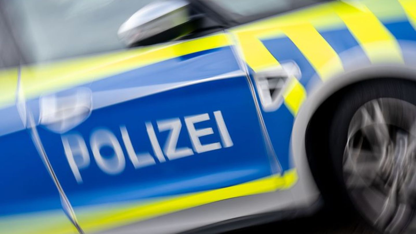 Verkehr: Auto prallt in Leitplanke - ein Mensch auf A14 verletzt