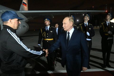 Wladimir Putin begrüßt den Tiergartenmörder Wadim Krassikow nach seiner Freilassung.
