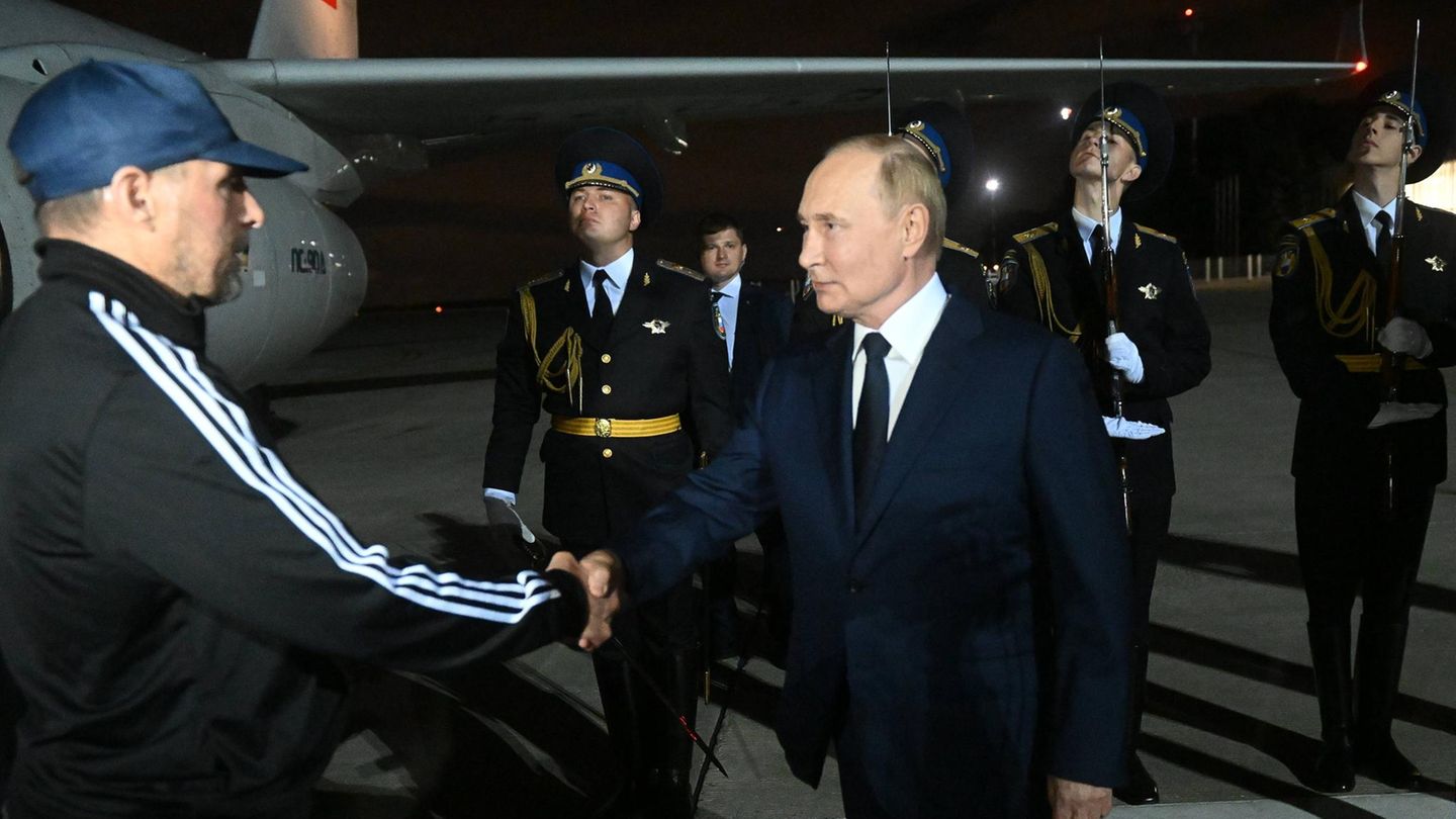 Wladimir Putin begrüßt den Tiergartenmörder Wadim Krassikow nach seiner Freilassung. Wladimir Putin begrüßt den Tiergartenmörder Wadim Krassikow nach seiner Freilassung.