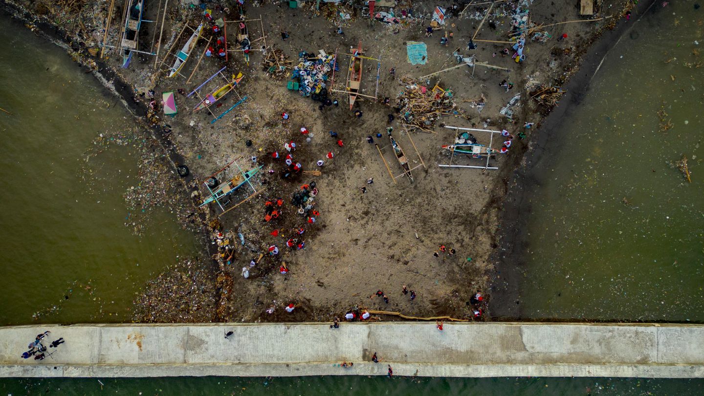 Der angespülte Schrott ist nicht das größte Problem der Philippinen – sondern die schwarze Öllache