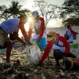 Freiwillige Helfer sammeln den Müll auf, der von dem zerstörten Tanker angespült wurde