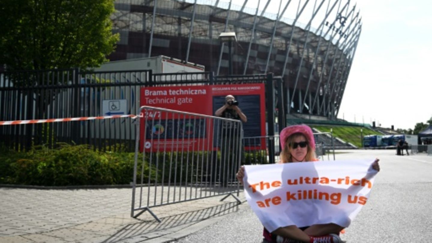 Klimaaktivisten blockieren vor Taylor-Swift-Konzert in Warschau VIP-Eingang