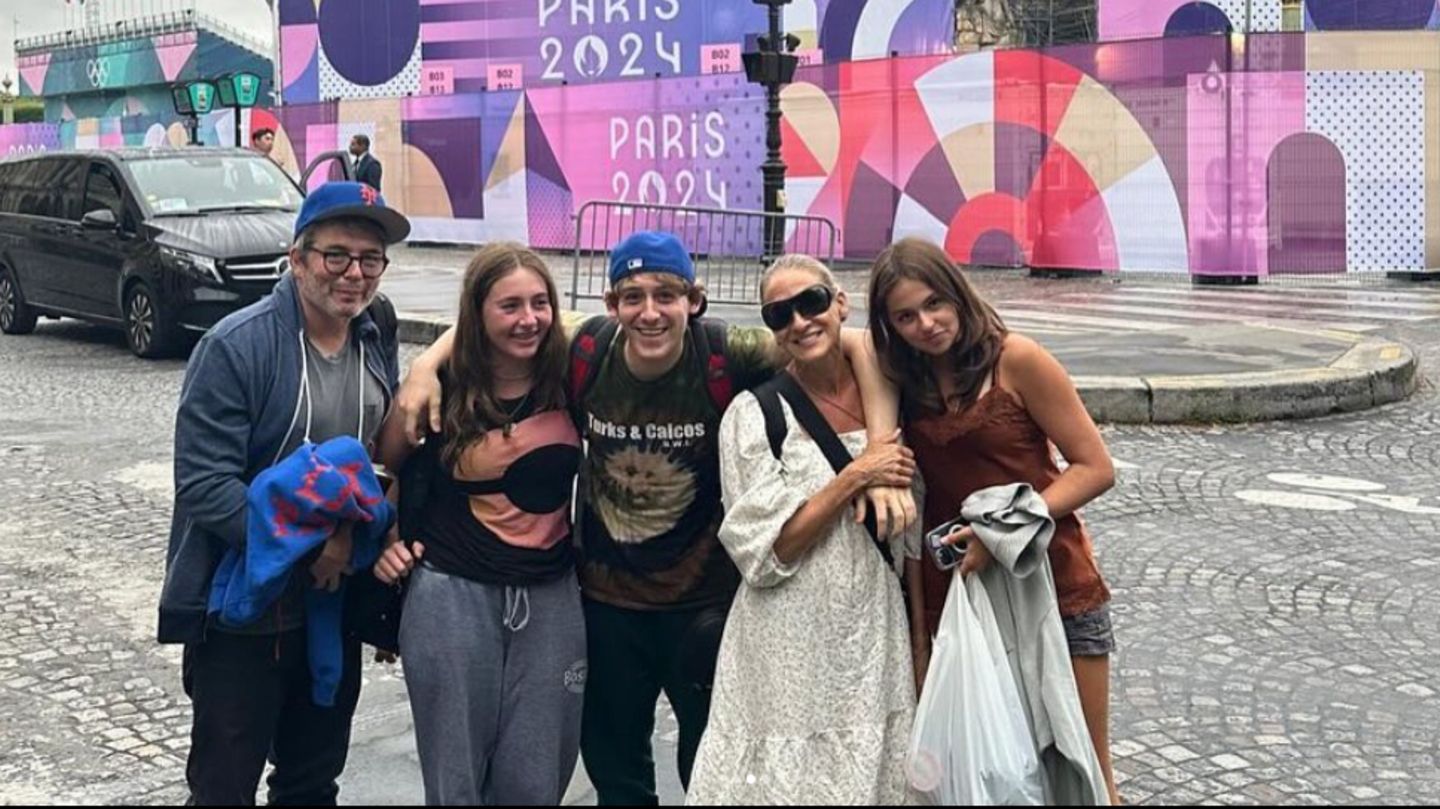 Leute von heute: Seltener Schnappschuss: Sarah Jessica Parker mit der ganzen Familie in Paris