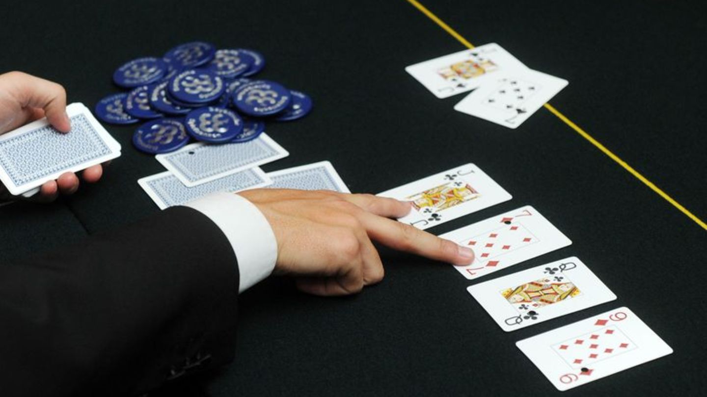 Betrug am Pokertisch: Französische Polizei fasst Kasino-Betrüger mit Mini-Ohrhörer