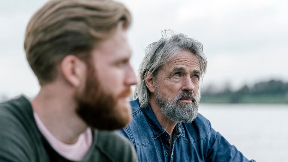 Vater und Sohn sitzen zusammen