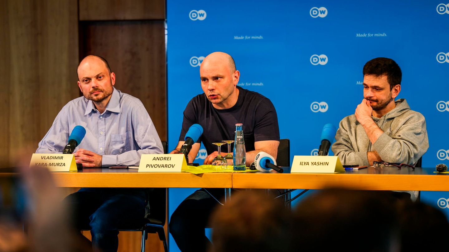 Prisoner exchange: Press conference with the released prisoners live