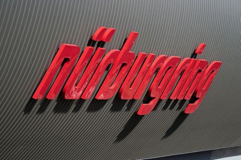 Bei einer Explosion auf dem Nürburgring sind mehrere Menschen verletzt worden